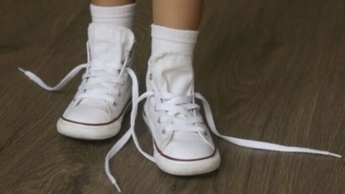 se-tropezo-con-los-cordones-desatados-en-el-recreo-y-murio