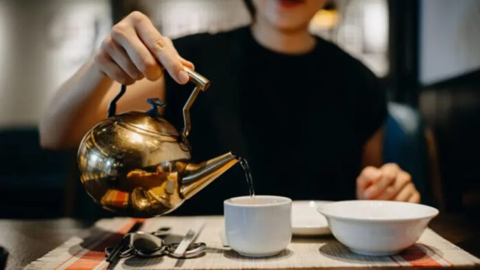 que-beneficios-tiene-beber-agua-tibia-segun-la-medicina-tradicional-china-(y-que-dice-la-ciencia-ante-la-renovada-moda)