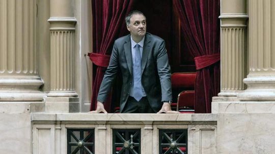 adorni,-bajo-fuego,-se-enfrenta-a-un-interrogatorio-maratonico-por-parte-de-la-oposicion-en-su-debut-en-el-congreso