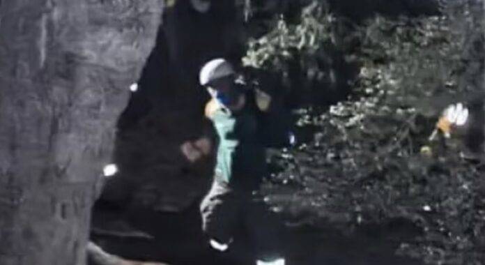 bebe-rodo-por-un-cerro-de-bariloche-al-desprenderse-de-la-mochila-de-sus-padres