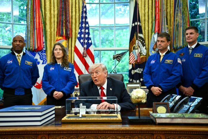 trump-recibe-en-la-casa-blanca-a-los-astronautas-de-la-mision-artemis-ii