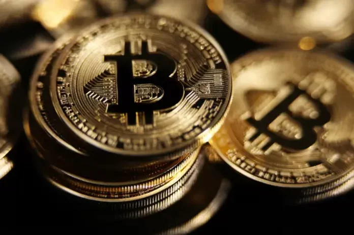 bitcoin-cae-por-debajo-de-los-76.000-dolares-mientras-trump-rechaza-a-iran-y-el-petroleo-alcanza-los-126-dolares