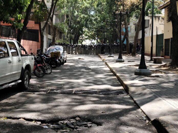piquetes-policiales-bloqueando-la-marcha-de-trabajadores-hacia-miraflores