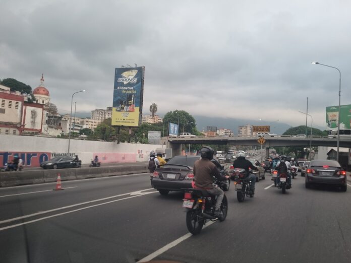 cierres-viales-por-actos-politicos-y-marcha-sindical-colapsan-caracas-este-30-de-abril
