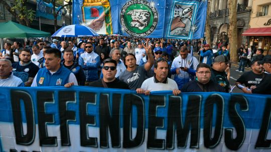 sindicatos-se-manifiestan-en-buenos-aires-contra-milei-antes-de-las-celebraciones-del-dia-del-trabajo