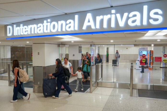 pasajeros-del-primer-vuelo-directo-a-ee-uu:-“venezuela-no-se-siente-tan-lejos”