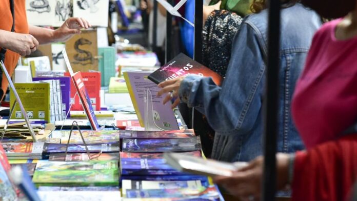 como-comprar-en-la-feria-del-libro-2026-con-descuento