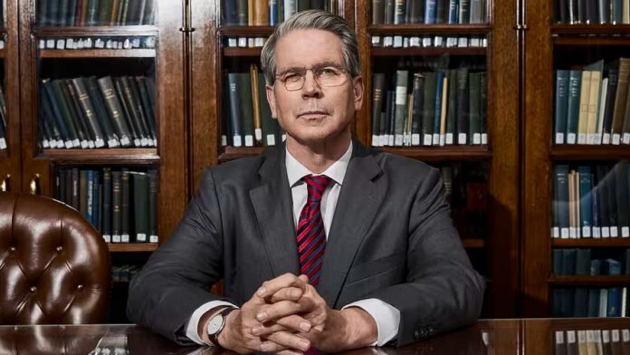 scott-bessent-preve-una-caida-del-petroleo-tras-el-conflicto-en-medio-oriente,-pese-al-fuerte-salto-de-los-precios