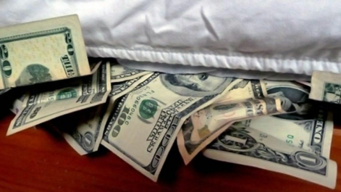 dolares-fuera-del-sistema:-bloomberg-advierte-que-pese-a-los-incentivos,-persiste-la-desconfianza