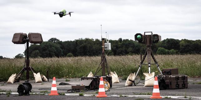 la-filiere-du-drone-investit-la-base-aerea-de-bretigny-sur-orge-para-realizar-pruebas-en-las-condiciones-de-guerra-electronica.