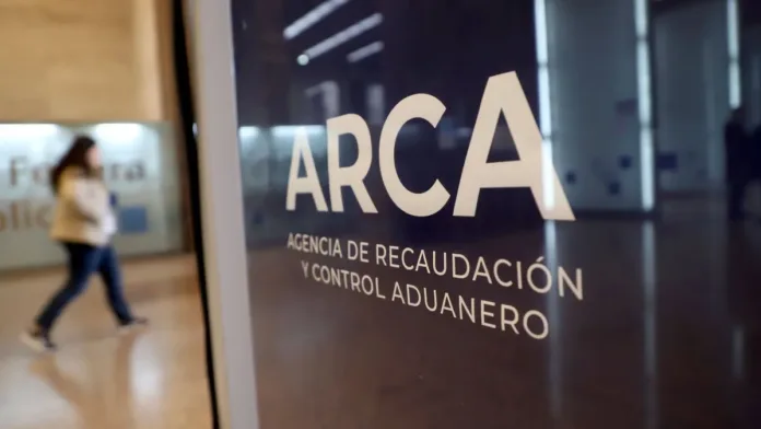 recaudacion:-el-iva-y-el-impuesto-a-las-ganancias-siguen-en-caida,-aunque-se-desacelera-el-ritmo-de-la-baja