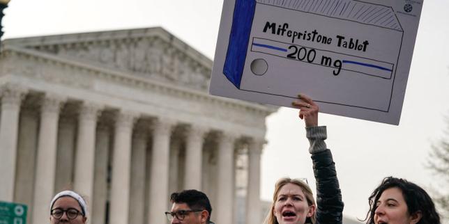 aux-etats-unis,-la-cour-supreme-retablit-provisoirement-l’envoi-postal-de-la-pilule-abortive