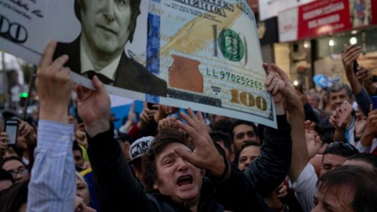 los-argentinos-guardan-dinero-debajo-de-los-colchones-incluso-cuando-milei-empuja-sus-cuentas-bancarias