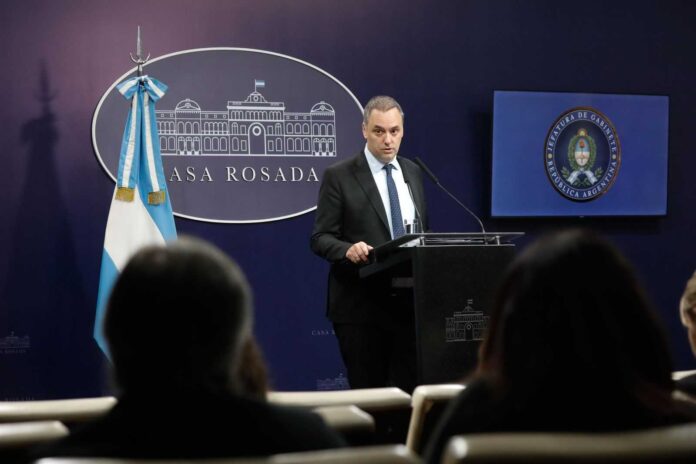 adorni-faces-the-press-again-as-journalists-allowed-back-into-casa-rosada