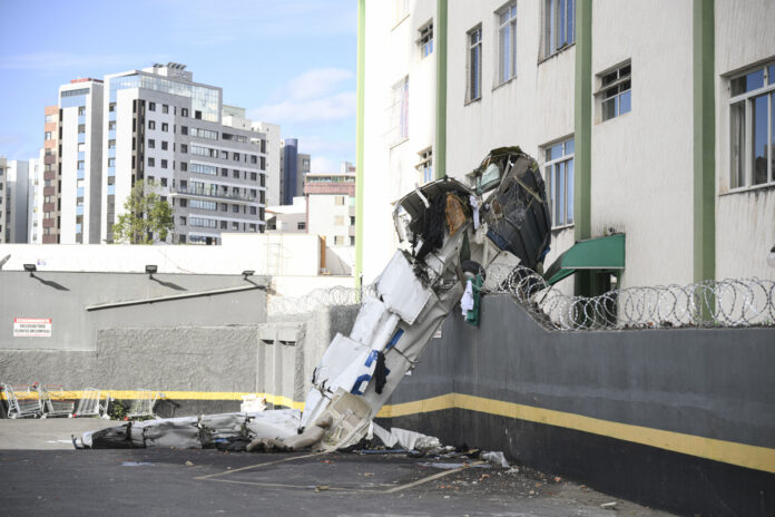 dos-muertos-y-tres-heridos-al-estrellarse-una-avioneta-contra-un-edificio-en-brasil