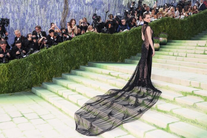 la-met-gala-arranca-con-actuacion-musical,-alfombra-blanca-y-desfile-de-celebridades