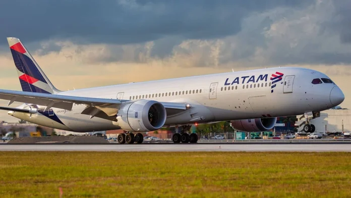 latam-airlines-registra-ganancias-de-576-millones-de-dolares-en-el-primer-trimestre,-pero-recorta-perspectivas-sobre-el-combustible-para-aviones