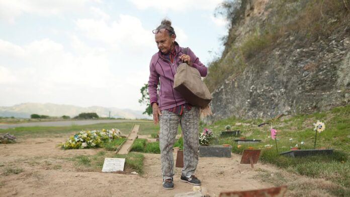carmen-teresa-navas-visito-la-tumba-donde-estarian-los-restos-de-su-hijo