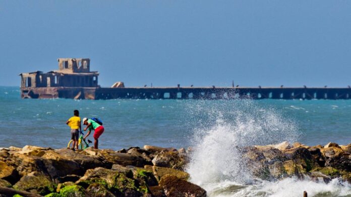 dia-de-las-madres-con-mar-agitado-y-fuertes-vientos:-las-autoridades-llaman-a-extremar-precauciones-en-playas-y-zonas-riberenas-de-la-region-caribe