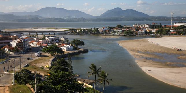 au-bresil,-la-ville-de-saquarema-surfe-sur-la-manne-petroliere