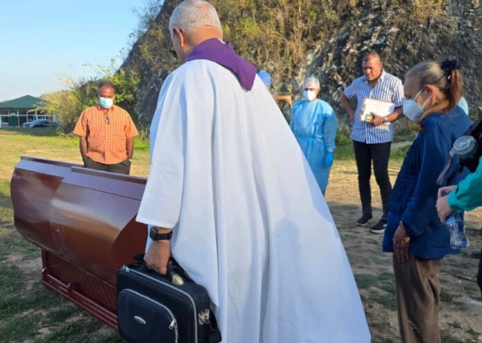 carmen-teresa-navas-reconocio-los-restos-de-su-hijo:-el-sepelio-se-realizo-en-el-cementerio-del-este