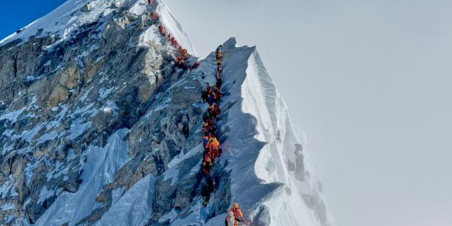 le-nepal-entrego-un-nombre-de-registro-de-permisos-para-la-ascension-del-everest,-suscitando-preguntas-sobre-la-seguridad-y-la-gestion-del-flujo-de-alpinistas.