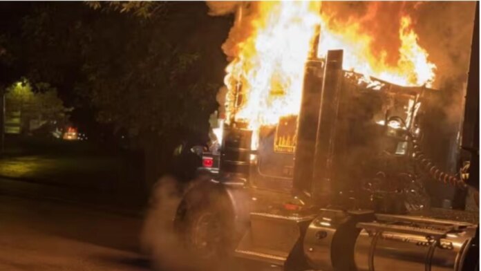 el-eln-incinero-un-autobus-y-dos-camiones-e-instalo-un-explosivo-en-la-via-entre-medellin-y-costa-caribe:-asi-esta-el-paso-por-este-corredor-vial.