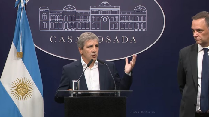 manuel-adorni-y-luis-caputo-le-pasaron-la-motosierra-a-211-programas-gubernamentales-por-un-total-de-$2,3-billones