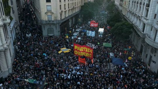 decenas-de-miles-se-manifiestan-contra-los-recortes-de-milei-a-los-presupuestos-universitarios