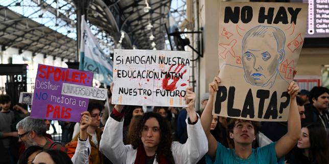 en-argentina,-des-dizaines-de-millers-de-personnes-manifestent-contre-les-coupes-budgetaires-visant-l’universite-publique