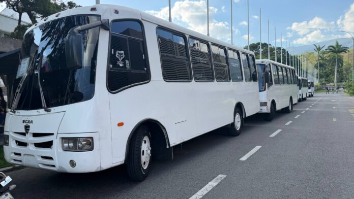 la-ucv-incorpora-cinco-unidades-de-transporte-para-reforzar-rutas-de-alta-demanda