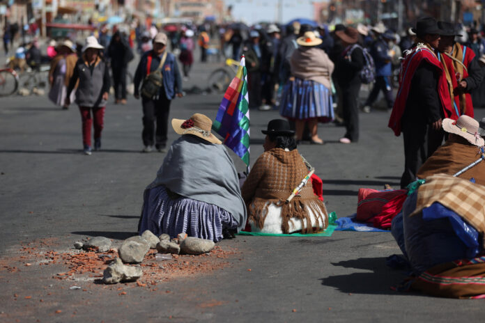 cerca-de-5.000-permanecen-varados-por-camiones-bloqueados-en-las-rutas-de-bolivia