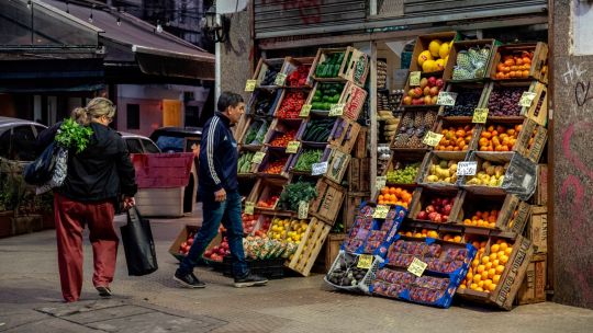 la-inflacion-argentina-se-desacelero-en-abril-por-primera-vez-en-11-meses