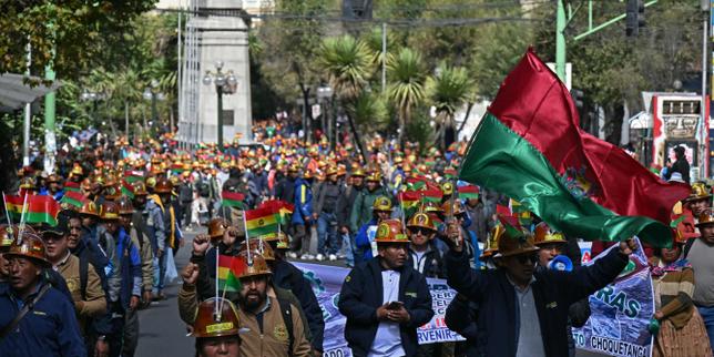 bolivia:-des-millers-de-mineurs-paralysent-la-capitale-pour-exigir-la-demission-du-president