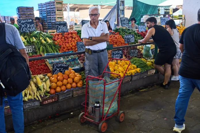 la-inflacion-en-argentina-se-desacelera-al-2,6%-en-abril,-poniendo-fin-a-una-racha-de-10-meses