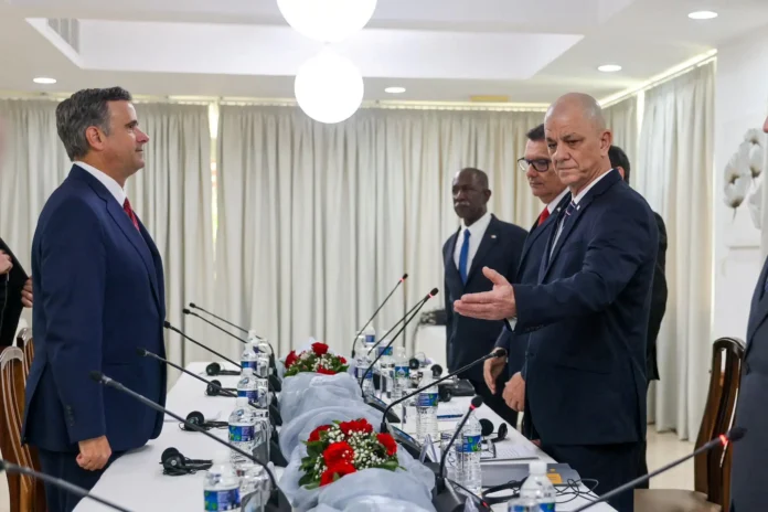 director-de-la-cia-aterriza-en-la-habana-mientras-cuba-se-queda-sin-combustible