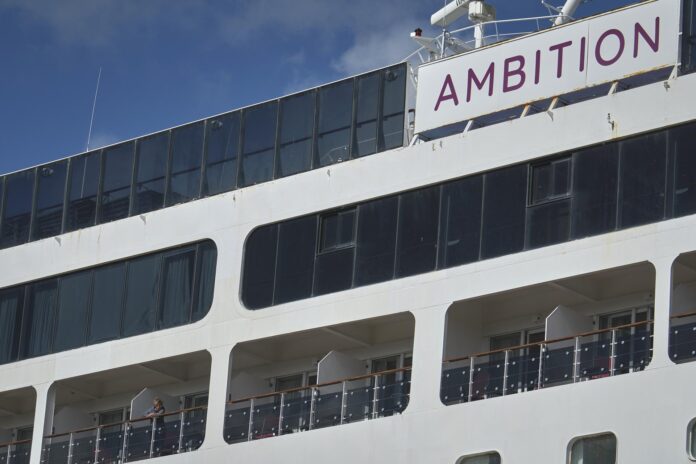 crucero-confinado-con-un-brote-de-gastroenteritis-zarpa-de-francia-hacia-espana