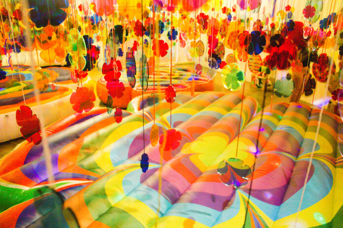reymond-romero-cuelga-flores-y-emociones-en-flower-power