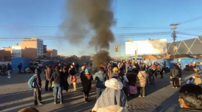 tras-el-repliegue-policial,-el-bloqueo-se-endurece-y-se-extiende-en-el-alto.