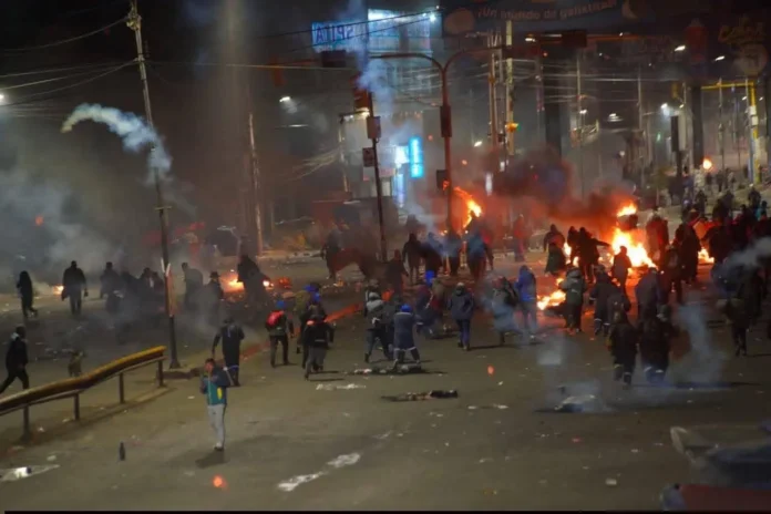 el-alto:-bloqueadores-se-reagrupan-en-rio-seco-para-resistir-a-la-policia