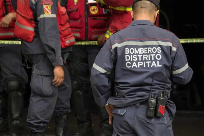 bomberos-salvaron-a-un-perro-durante-el-incendio-de-una-vivienda-en-macarao