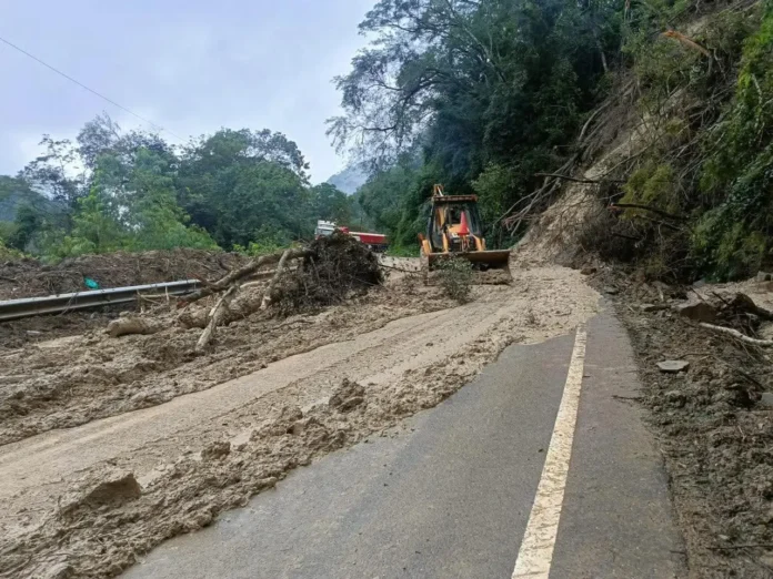 la-abc-atiende-emergencias-en-el-tramo-la-angostura-–-samaipata