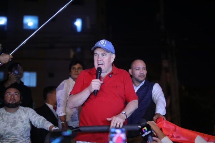 rafael-lopez-aliaga-reafirma-que-no-jurara-al-cargo-de-senador-y-que-asumiria-absalon-vasquez