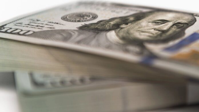el-dolar-oficial-cae-en-el-inicio-de-la-semana-y-estira-la-distancia-con-el-techo-de-la-banda-a-casi-25%