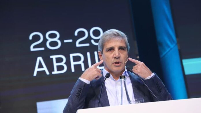 luis-caputo-apuesta-a-una-reactivacion-economica-desde-mitad-de-ano:-“ya-se-muestran-signos-de-recuperacion”