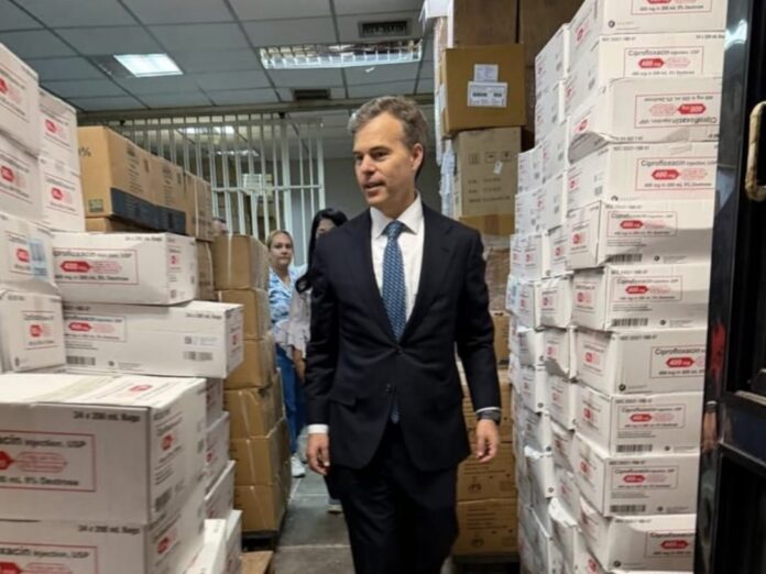 encargado-de-negocios-de-ee-uu-verifica-la-entrega-de-suministros-medicos-en-hospitales-domingo-luciani-y-perez-carreno