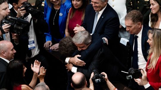 luis-caputo-predice-que-‘milei-ganara-las-elecciones-de-2027-de-manera-aplastante-en-la-primera-vuelta’