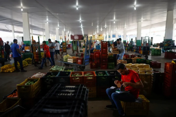 mercado-brasileno-eleva-pronostico-selic-para-2026-a-13,25%-por-inflacion