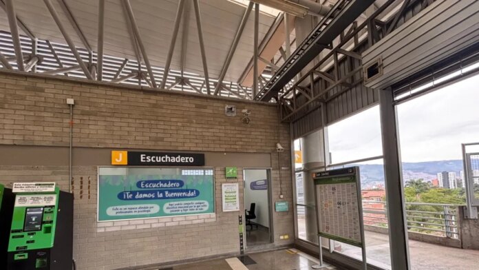 ¿pasaje-y-terapia?-el-metro-de-medellin-estrena-mas-‘escuchaderos’,-espacios-especializados-en-salud-mental-en-las-estaciones-del-sistema