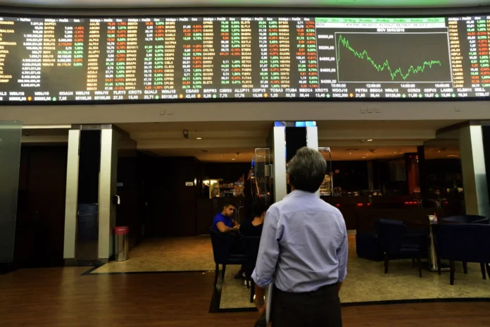 el-mercado-de-valores-de-brasil-cae-un-1,5%-mientras-el-escandalo-electoral-golpea-a-los-bancos-y-el-real-cae-mas-alla-de-los-5-reales